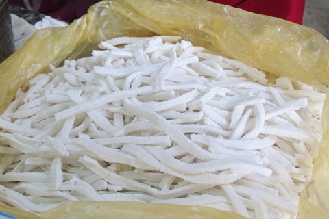 Bột l&agrave; bột gạo, hoặc bột lọc, l&agrave;m th&agrave;nh sợi to vừa phải