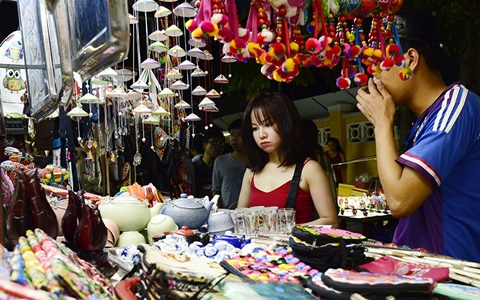 Chợ đ&ecirc;m Nguyễn Ho&agrave;ng Hội An họp từ 5h chiều đến 23h tối