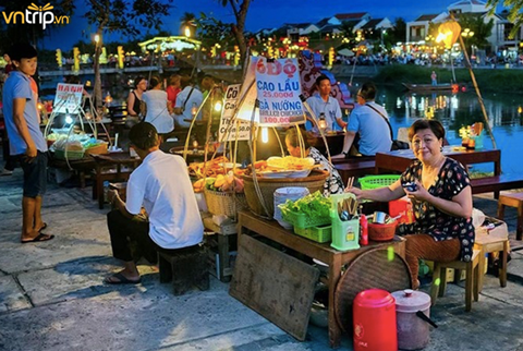 Khu b&aacute;n ẩm thực với nhiều m&oacute;n ăn ngon