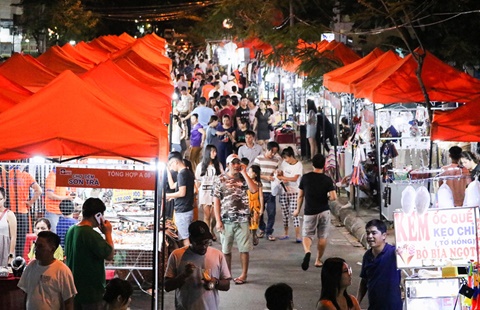 Chợ hoạt động sầm uất từ 18h đến 24h mỗi ng&agrave;y