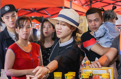 C&aacute;c quầy ẩm thực lu&ocirc;n chật k&iacute;n du kh&aacute;ch v&agrave; người d&acirc;n địa phương