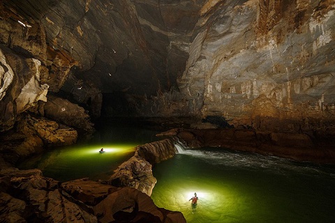 Hồ trong hang Tú Làn