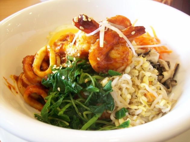 Xu&yacute;t xoa cơm trộn bibimbap trong nồi đ&aacute;`