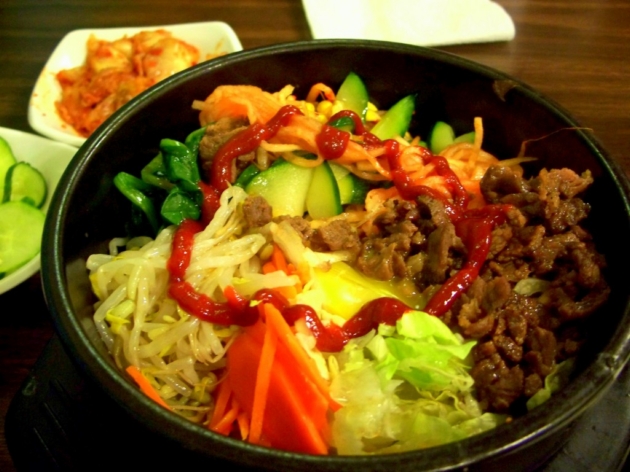 Xu&yacute;t xoa cơm trộn bibimbap trong nồi đ&aacute;