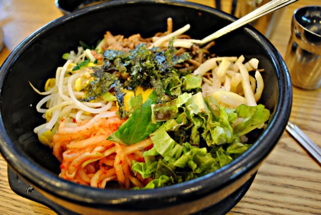 Xu&yacute;t xoa cơm trộn bibimbap trong nồi đ&aacute;