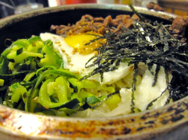 Xu&yacute;t xoa cơm trộn bibimbap trong nồi đ&aacute;
