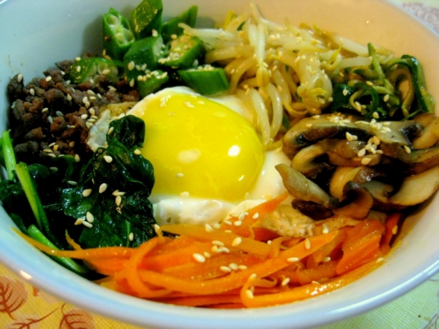 Xu&yacute;t xoa cơm trộn bibimbap trong nồi đ&aacute;