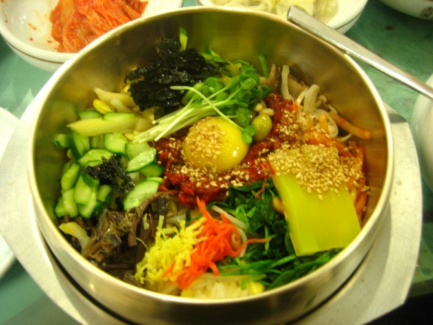 Xu&yacute;t xoa cơm trộn bibimbap trong nồi đ&aacute;