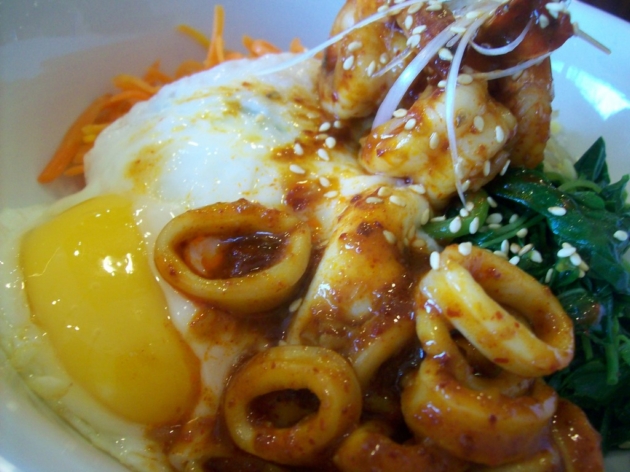 Xu&yacute;t xoa cơm trộn bibimbap trong nồi đ&aacute;