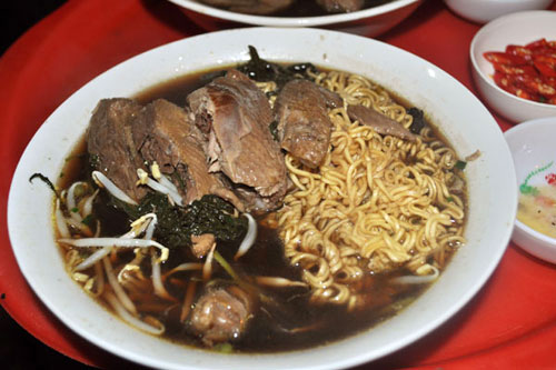 Những qu&aacute;n ngon vỉa h&egrave; đắt kh&aacute;ch nhất H&agrave; Nội