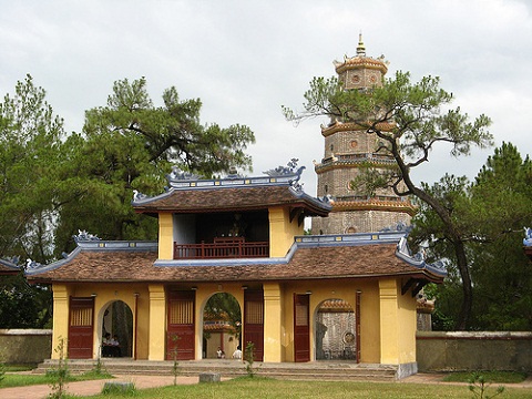 Cổng ba cửa chùa Thiên Mụ