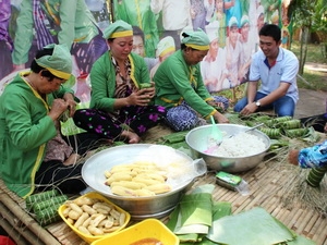 Tưng bừng ng&agrave;y hội b&aacute;nh d&acirc;n gian Nam bộ mừng Tết