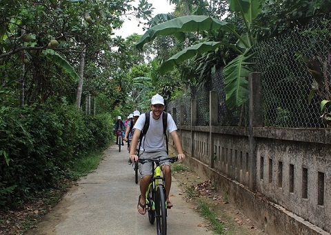 Di chuyển tới chùa Thiên Mụ bằng xe đạp