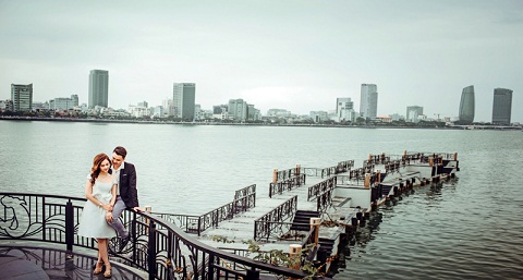 Đôi uyên ương chụp ảnh cưới tại cầu Tình Yêu Đà Nẵng