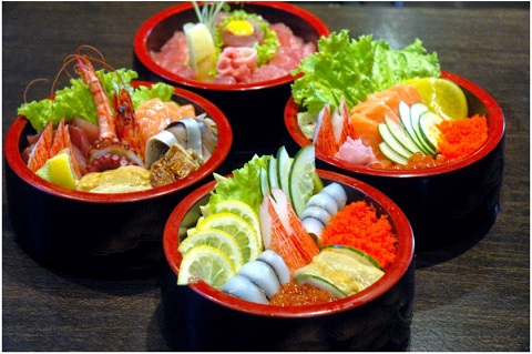 Chirashi sushi một món sushi rất phổ biến của người Nhật