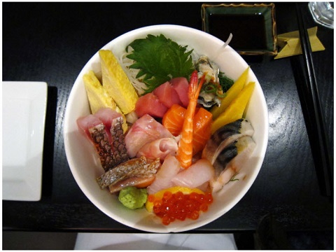  Chirashi sushi là món ăn được làm ngẫu hứng