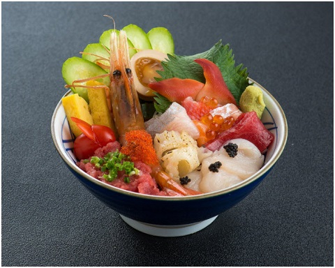 Chirashi sushi gồm 2 phần là cơm và sushi đi kèm