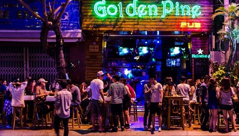 Nhiều du khách chọn lựa Golden Pine Bar là nơi giải trí về đêm tại Đà Nẵng
