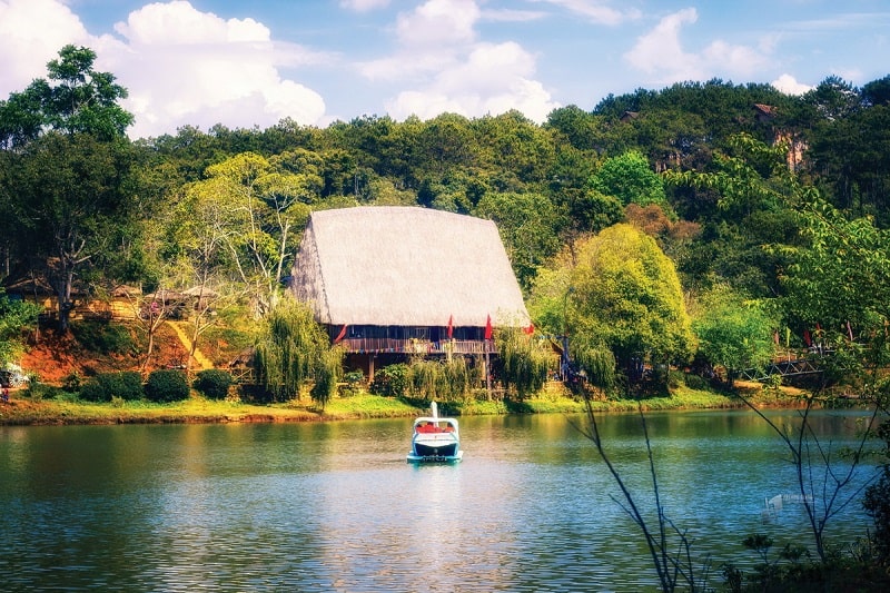 Hồ Đakke sánh đôi cùng với nhà rông