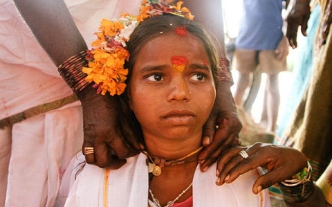 C&aacute;c c&ocirc; g&aacute;i bị cha mẹ đấu gi&aacute; trinh tiết, v&agrave; trở th&agrave;nh g&aacute;i mại d&acirc;m trong đền thờ