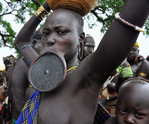 Phụ nữ phải chịu đau đớn để cắt m&ocirc;i, ch&egrave;n đĩa v&agrave;o