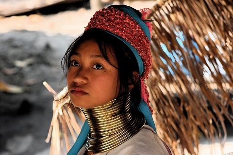 C&aacute;c b&eacute; g&aacute;i phải đeo những chiếc v&ograve;ng bằng đồng, v&agrave; tăng dần theo độ tuổi