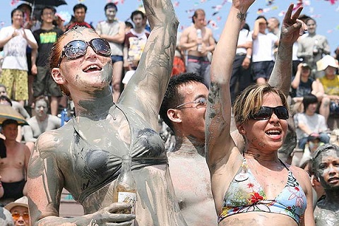 Lễ hội tắm bùn thu hút đông đảo du khách quốc tế đến Hàn Quốc