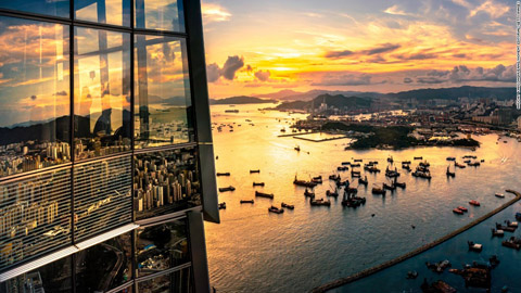 Enjoy nice scene of Hong Kong