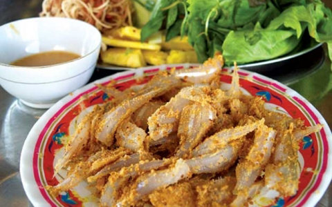 Gỏi cá mòi có hương vị đặc trưng ngọt béo từ thịt cá, thơm ngậy mùi gừng ớt, khế chua và đặc biệt là giòn tan khi cuốn trong lá mui biển.