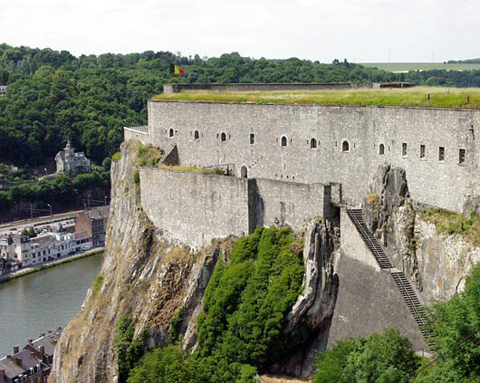Thành luỹ Dinan.
