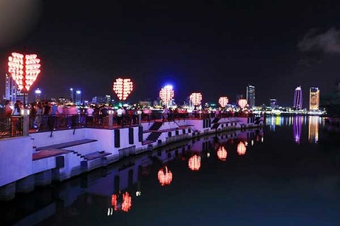 Nguyện ước bên cầu tình yêu Đà Nẵng