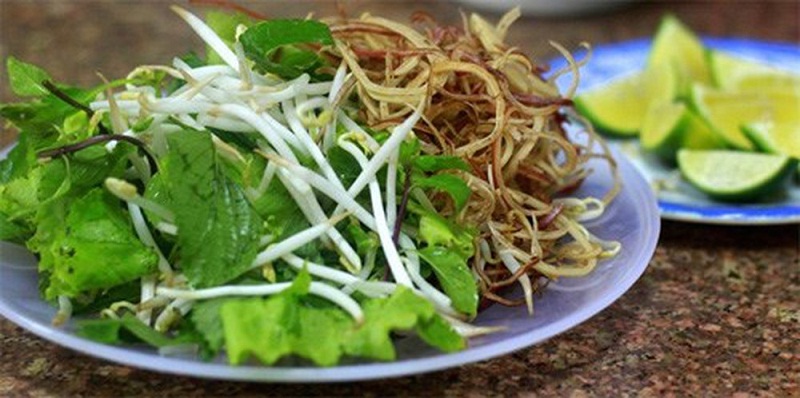 B&uacute;n c&aacute; ăn k&egrave;m rau sống