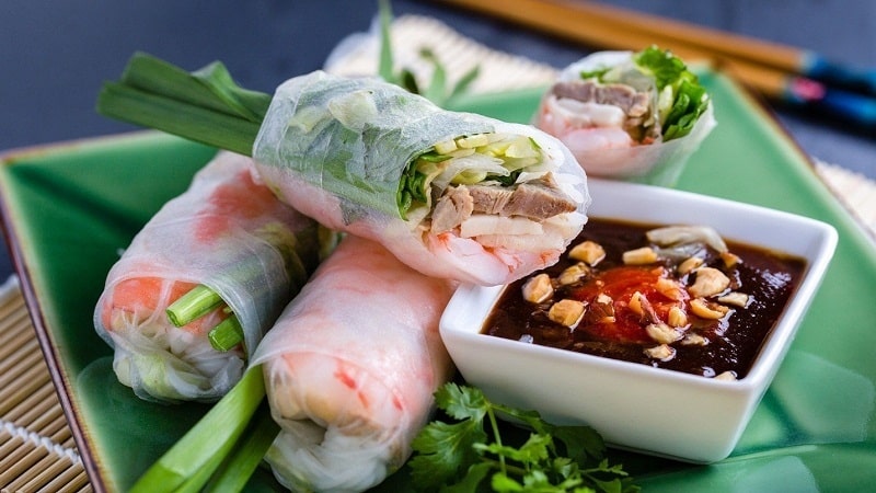 Món cuốn là món ăn đặc trưng của người Việt