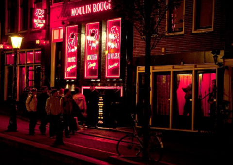 Amsterdam cấm khách nhìn chằm chằm vào những cô gái bán hoa
