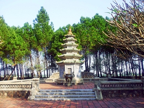 Khung cảnh bình yên ở chùa Thiên Mụ 