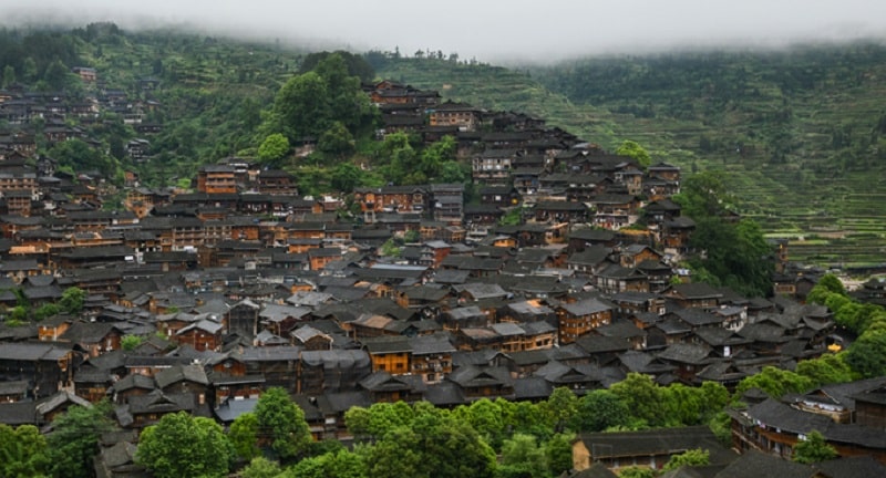 Cận cảnh ngôi làng 1.700 năm tuổi của người Miêu - Trung Quốc