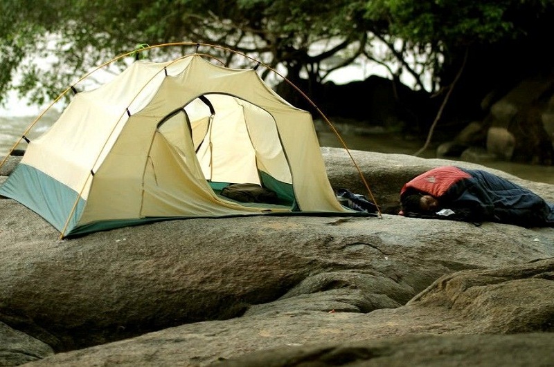 Cần phải chọn địa điểm an toàn để cắm trại trong rừng