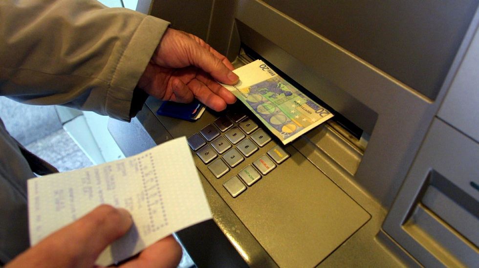 Rút tiền ở ATM địa phương là cách đổi tiền tốt nhất