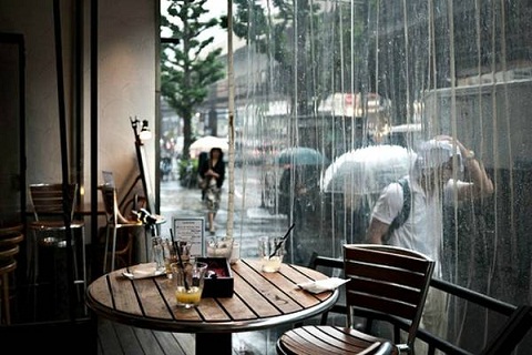 Nhâm nhi tách cà phê ngắm chiều mưa Đà Lạt mùa thu