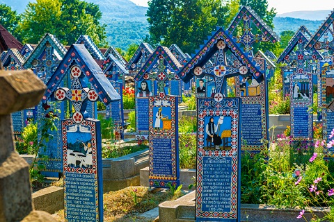 Những bia mộ đầy màu sắc tại nghĩa trang Cimitirul Vessel