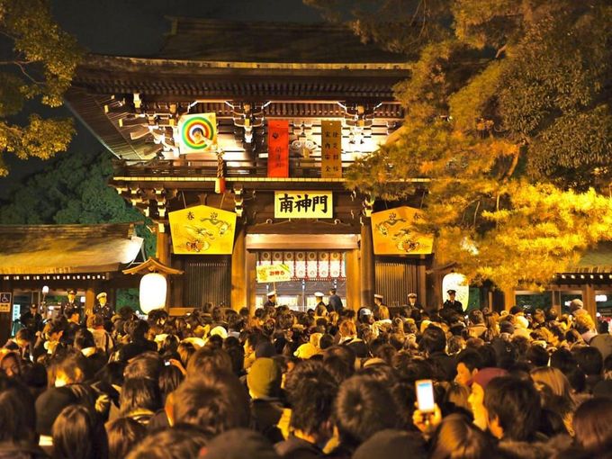 Hàng nghìn người đến đền meiji Jingu làm lễ cầu may đầu năm