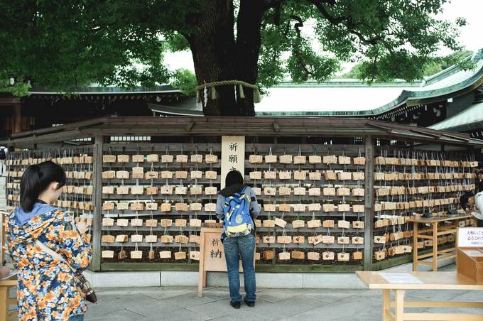 Du khách viết ước nguyện treo lên tường ở đền Meiji Jingu