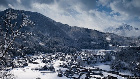 "Đặc sản" tuyết bao trùm cả khu làng cổ 