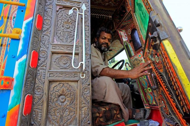những chiếc xe tải đầy màu sắc ở Pakistan