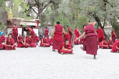 Tranh biện ở tu viện Sera, Lhasa, Tây Tạng