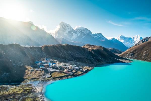 Một hồ nước đẹp nổi bật ở Nepal