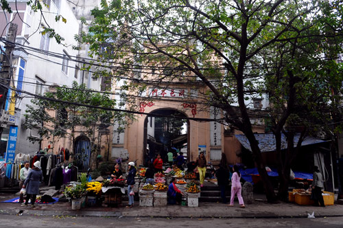 Thụy Khu&ecirc; - con phố c&oacute; nhiều cổng l&agrave;ng nhất H&agrave; Nội