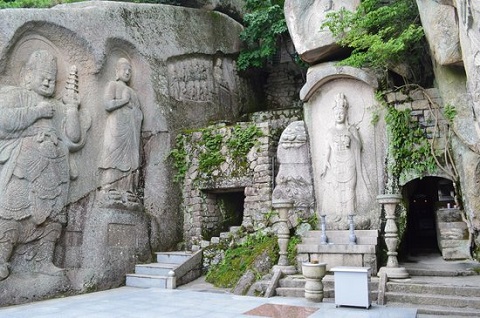 Tượng Phật được điêu khắc trên núi đá