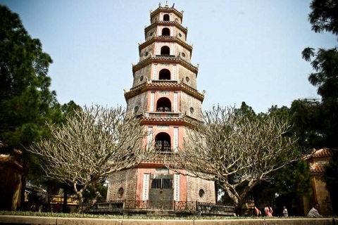 Tháp Phước Duyên có hình dạng bát giác bảy tầng