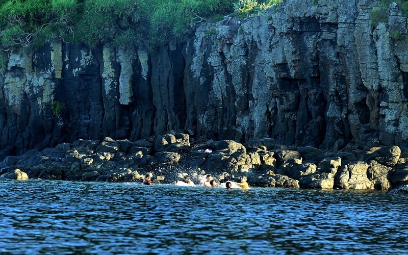 Bơi lội, ngâm mình trong làn nước mát mẻ ở Gành Yến